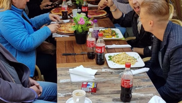 Personeel IPconnections geniet gezamenlijk van bedrijfsuitje